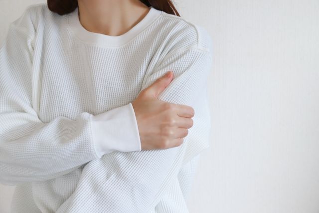 加害者も被害者も!交通事故の衝撃による体の不調(肩や腕のしびれ・手の違和感)