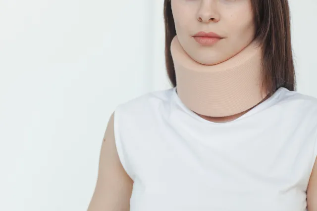 交通事故によるむち打ち症の仕組みと首の痛み